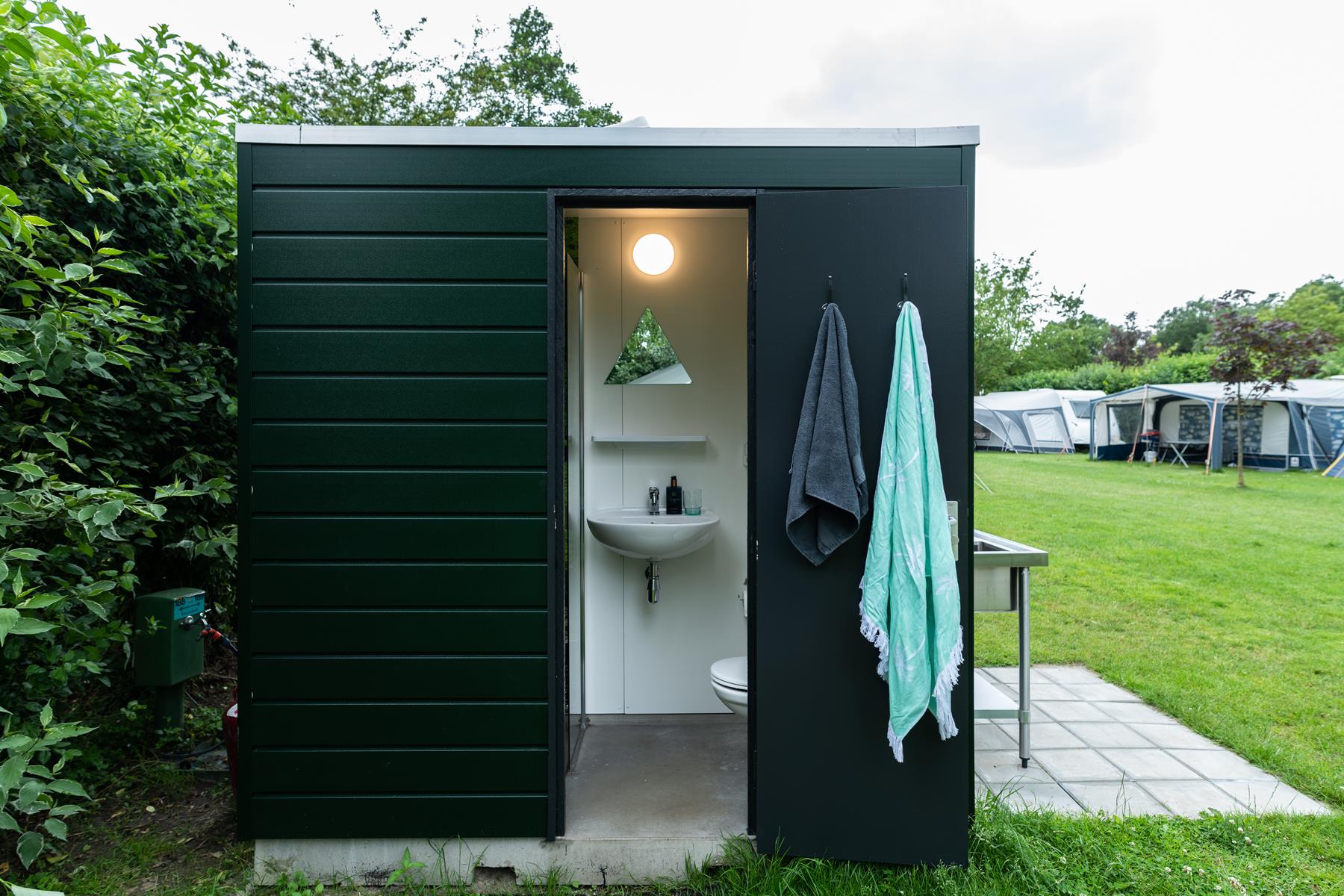 Comfort privé sanitair kampeerplaats