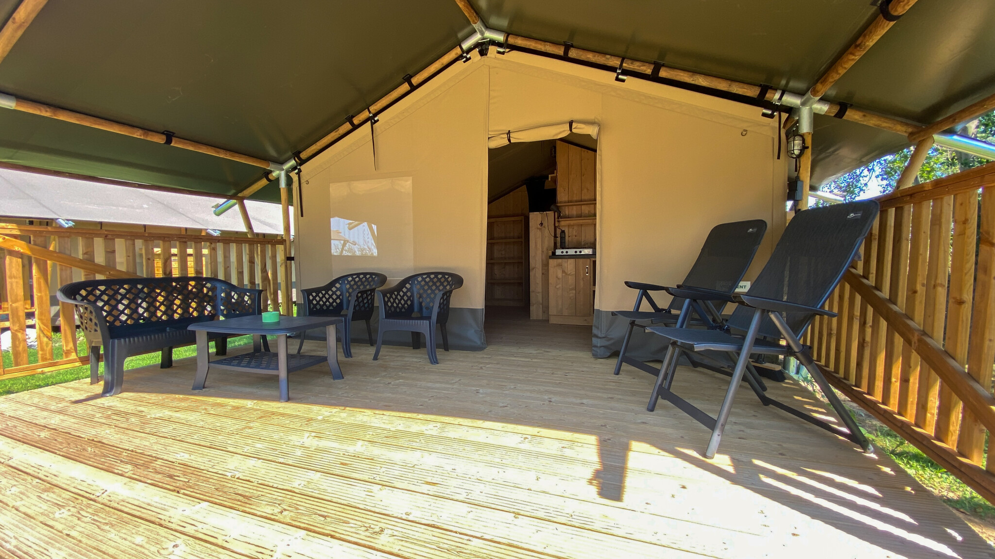 Camping de Rammelbeek - Safaritent 4 personen incl. sanitair aan het meer