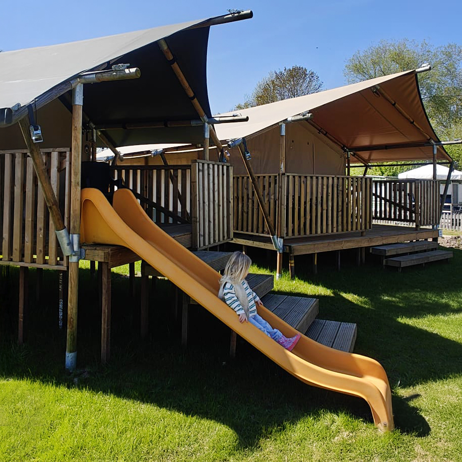 Camping de Rammelbeek - Safaritent 6 personen incl. sanitair met glijbaan