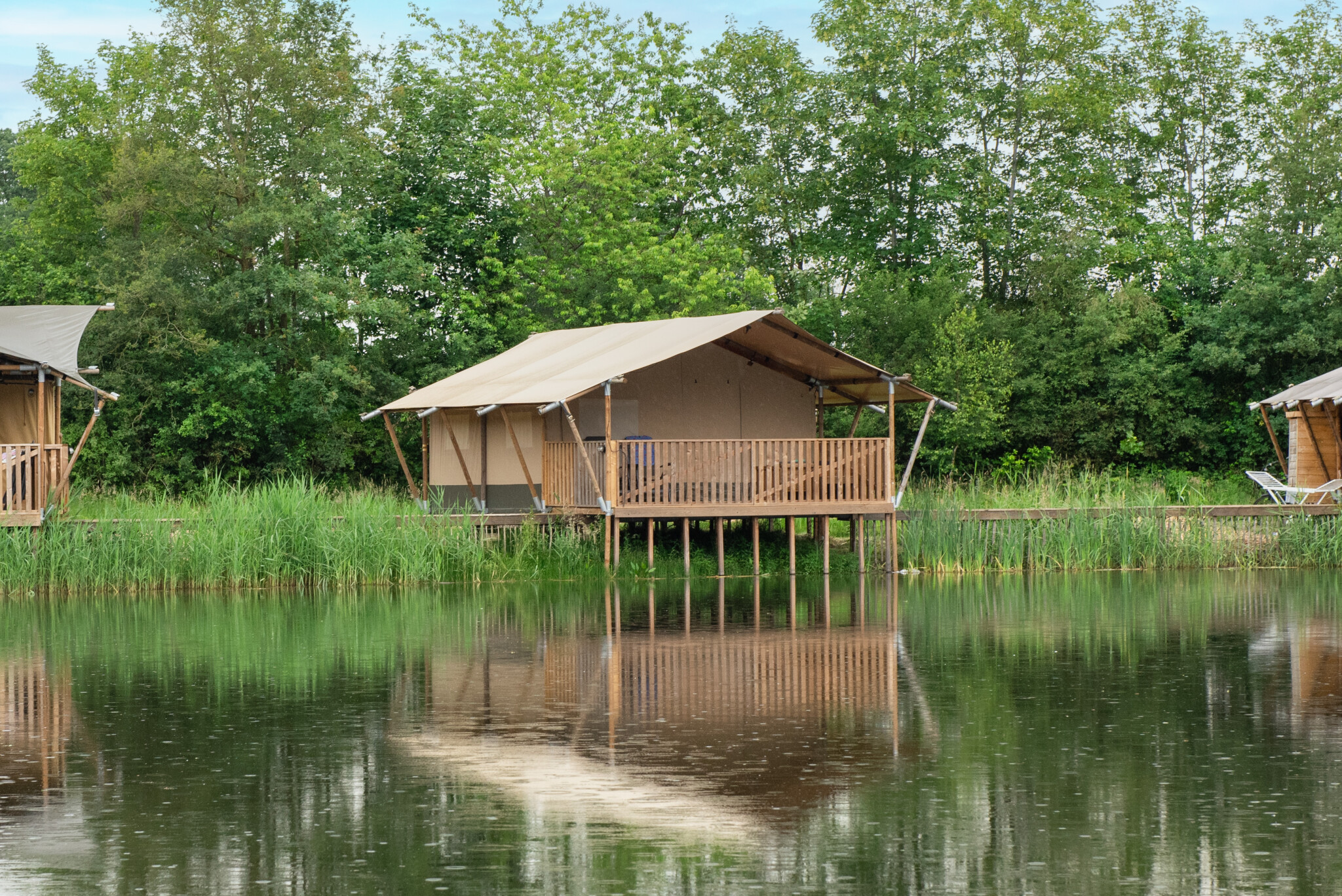 Camping de Rammelbeek - Safaritent 4 personen incl. sanitär am See